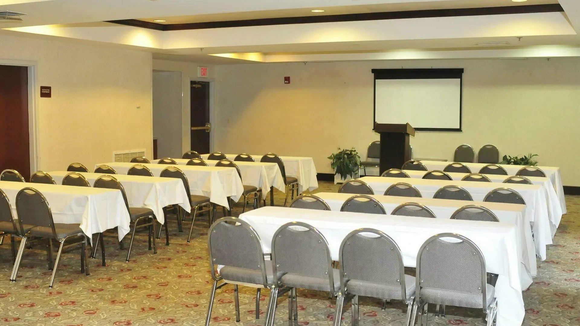 Comfort Suites Newark - Harrison 3*,